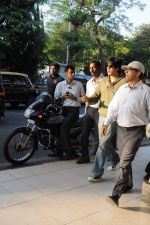 Shahrukh Khan, Deepika Padukone leave for Goa on 23rd Nov 2012 (5).JPG